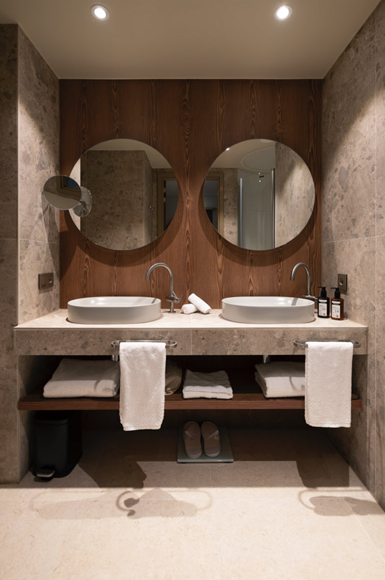 Interieur van Hotel Mövenpick in Zaventem met warm houtdecor